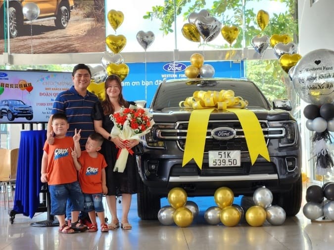 Giao xe Ford Everest Titanium+ 2025